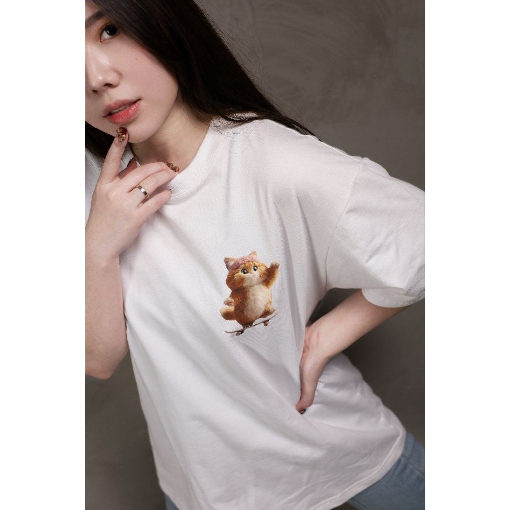 DACH Little Skating Cat Oversized Tshirt